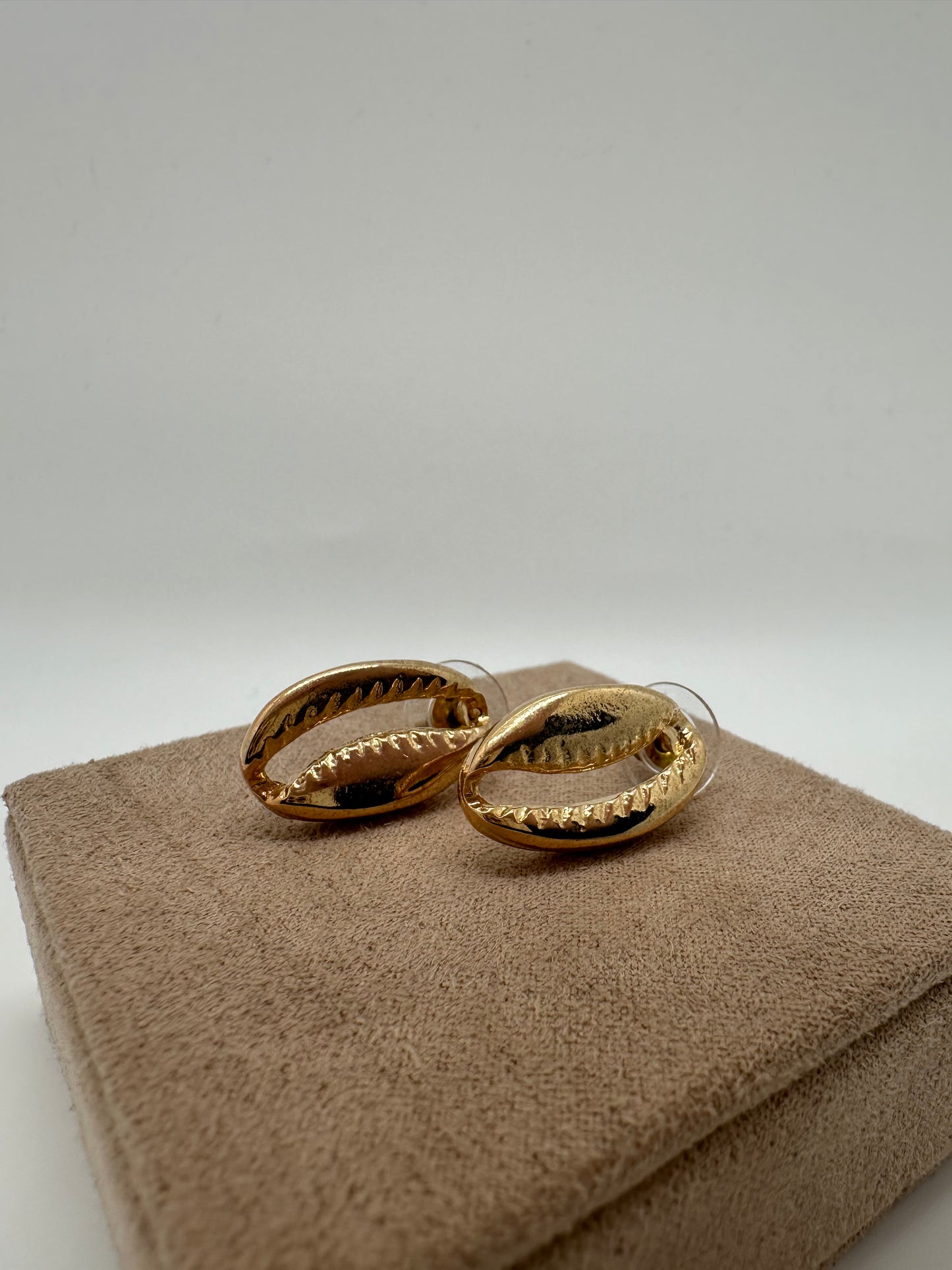Nuria - Small Golden Shell Earring