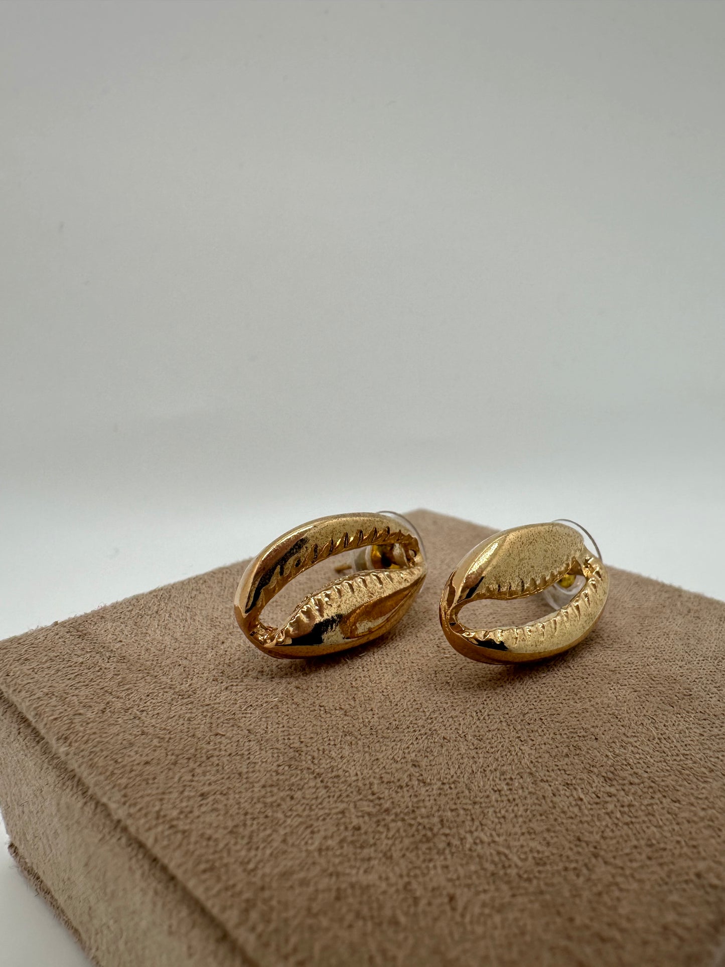 Nuria - Small Golden Shell Earring