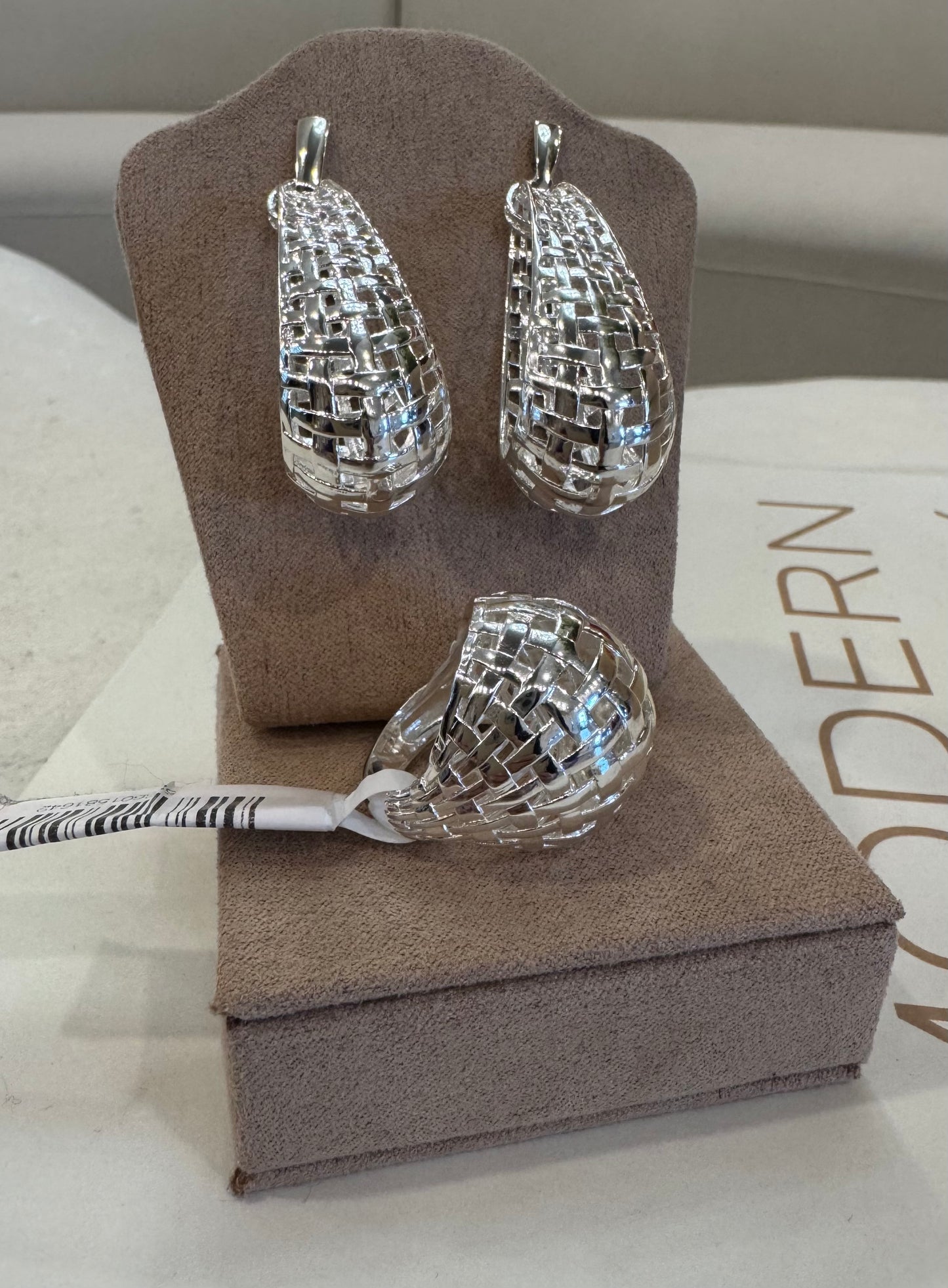 Nuria - Hollow Ring and Earring