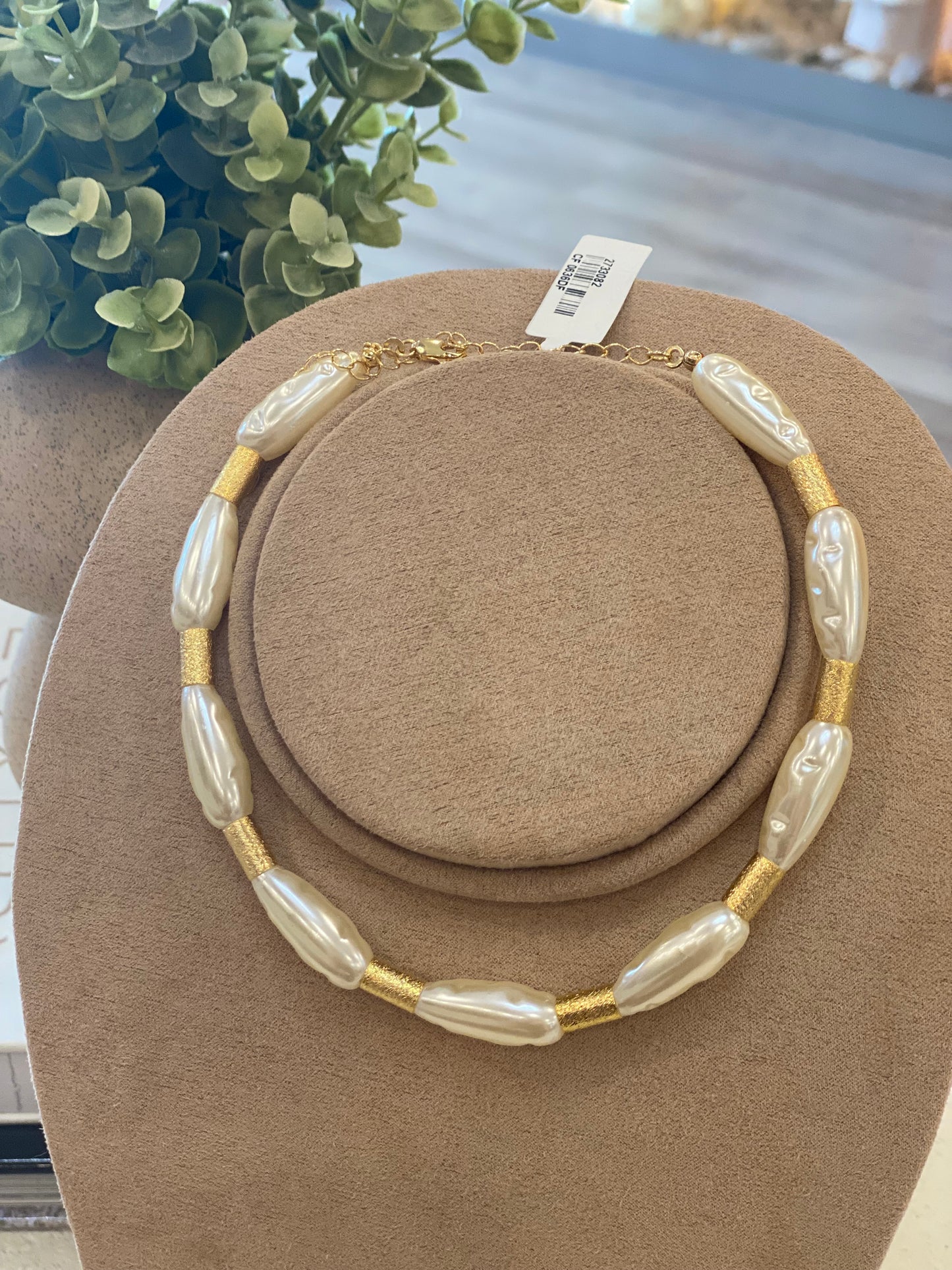 Nuria - Pearl Choker/ Gold Detail
