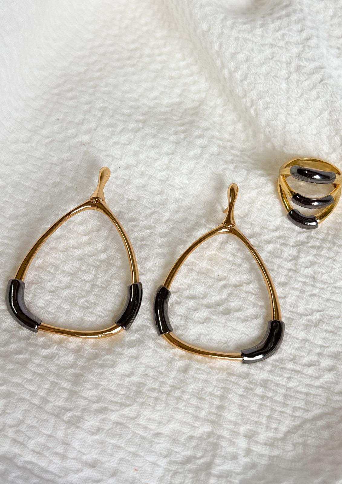 Nuria - Triangle Earrings w/ Ring