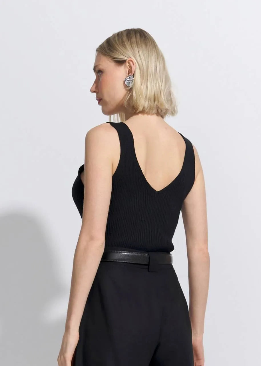 Lore - Knitted Button-On-Strap Blouse