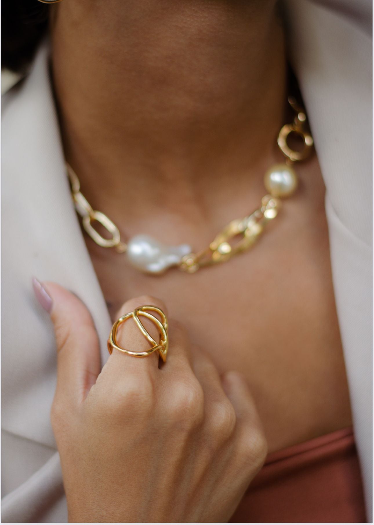 Nuria - Necklace with Links and Assorted Pearls