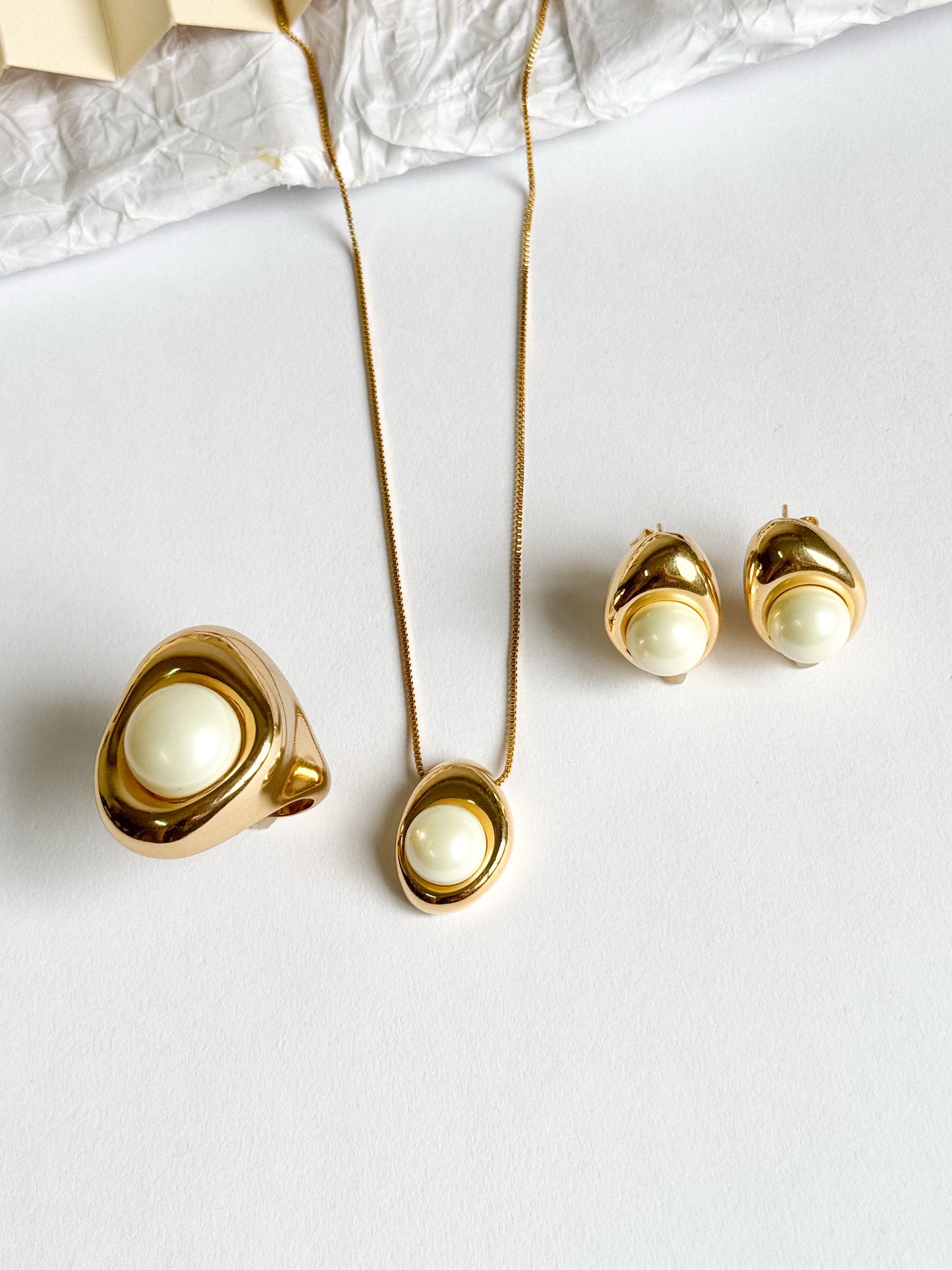 Nuria - Oval Shaped Set with Central Pearl