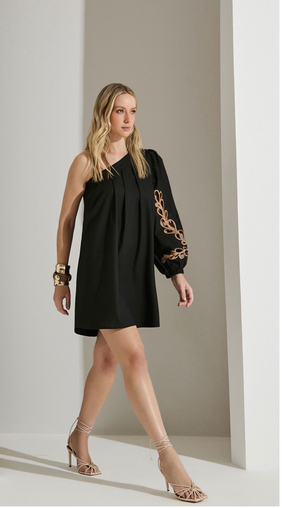 Isa Paes - Short Dress w/ Rechilieu Sleeves