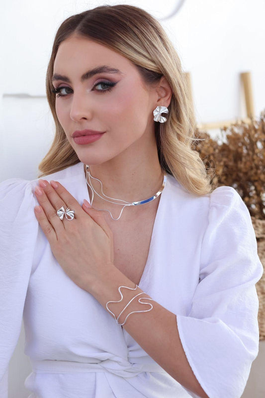 Nuria Chocker Set with Details on the Front with Ring and Earring