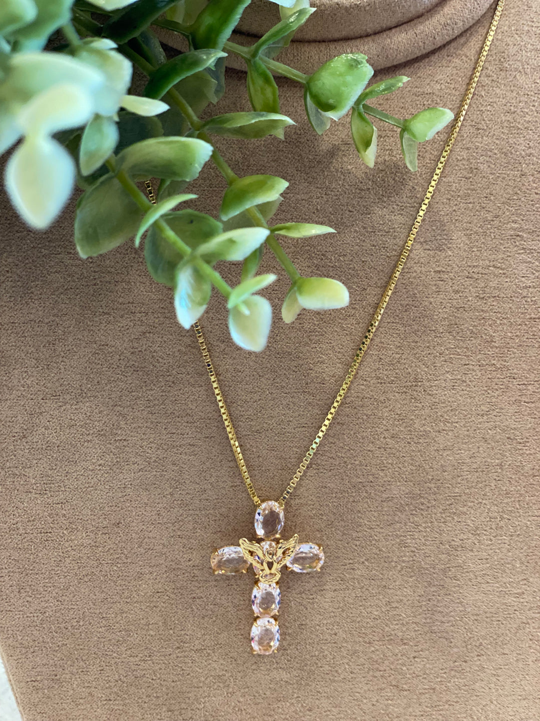 Nuria - Colar Cruz com Pedras Rosa/Detalhe Espírito Santo