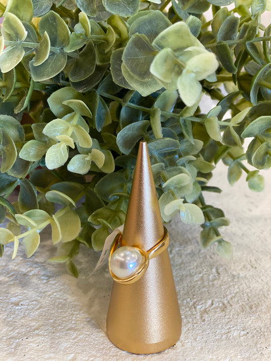 Nuria - Gold Ring with Pearl Detail