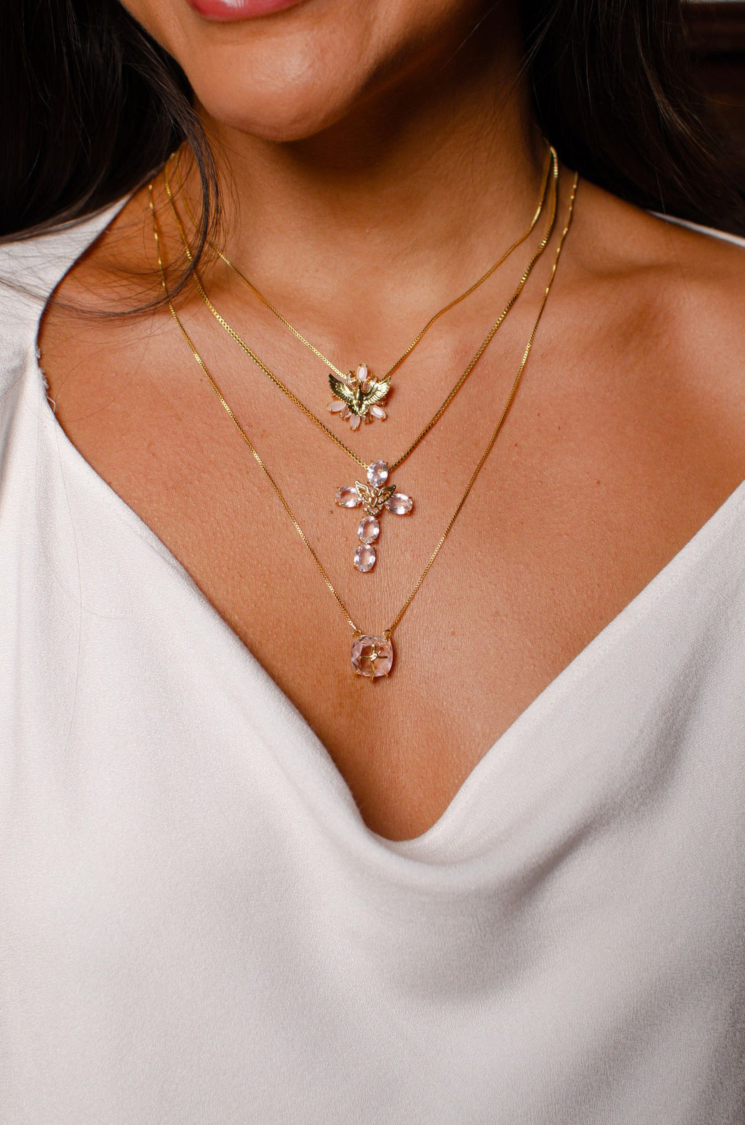 Nuria - Colar Cruz com Pedras Rosa/Detalhe Espírito Santo