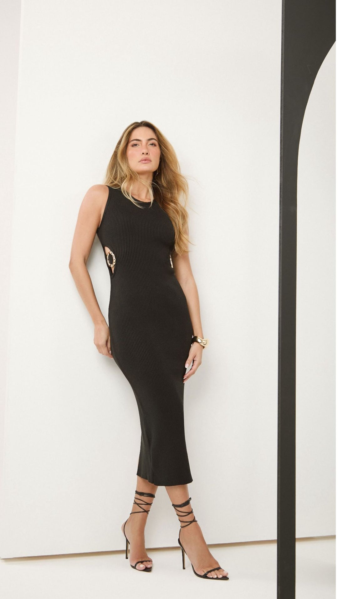 Isa Paes - Vestido Midi de Tricô com Fivela