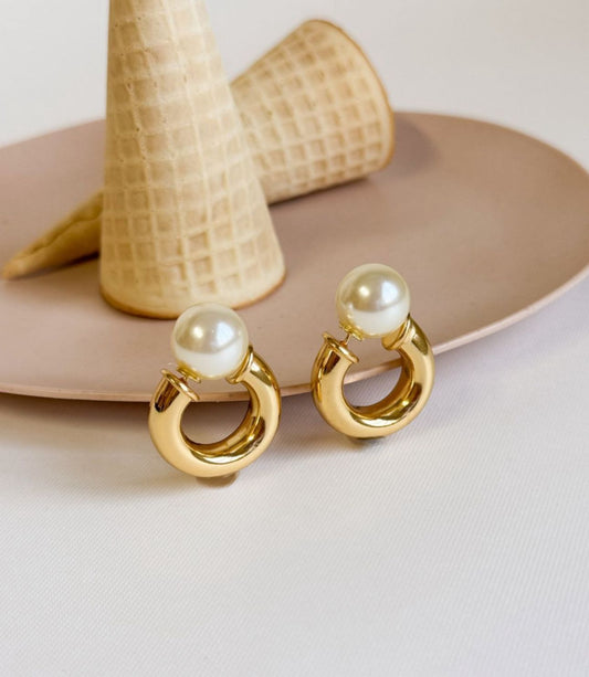 Nuria - Medium Round Earring Pearl Detail