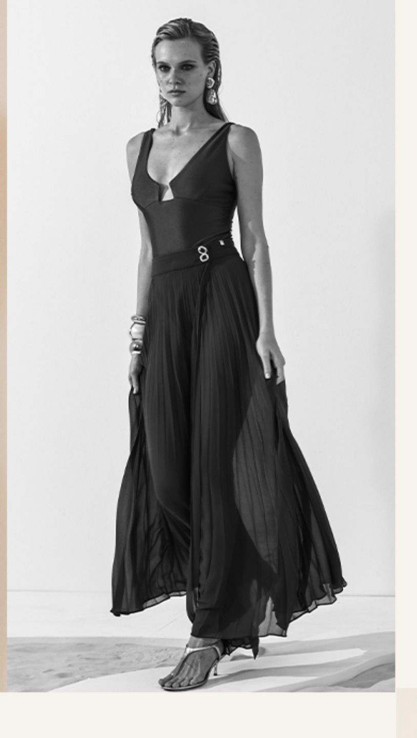 Isa Paes - Basic Bodysuit Neckline Detail