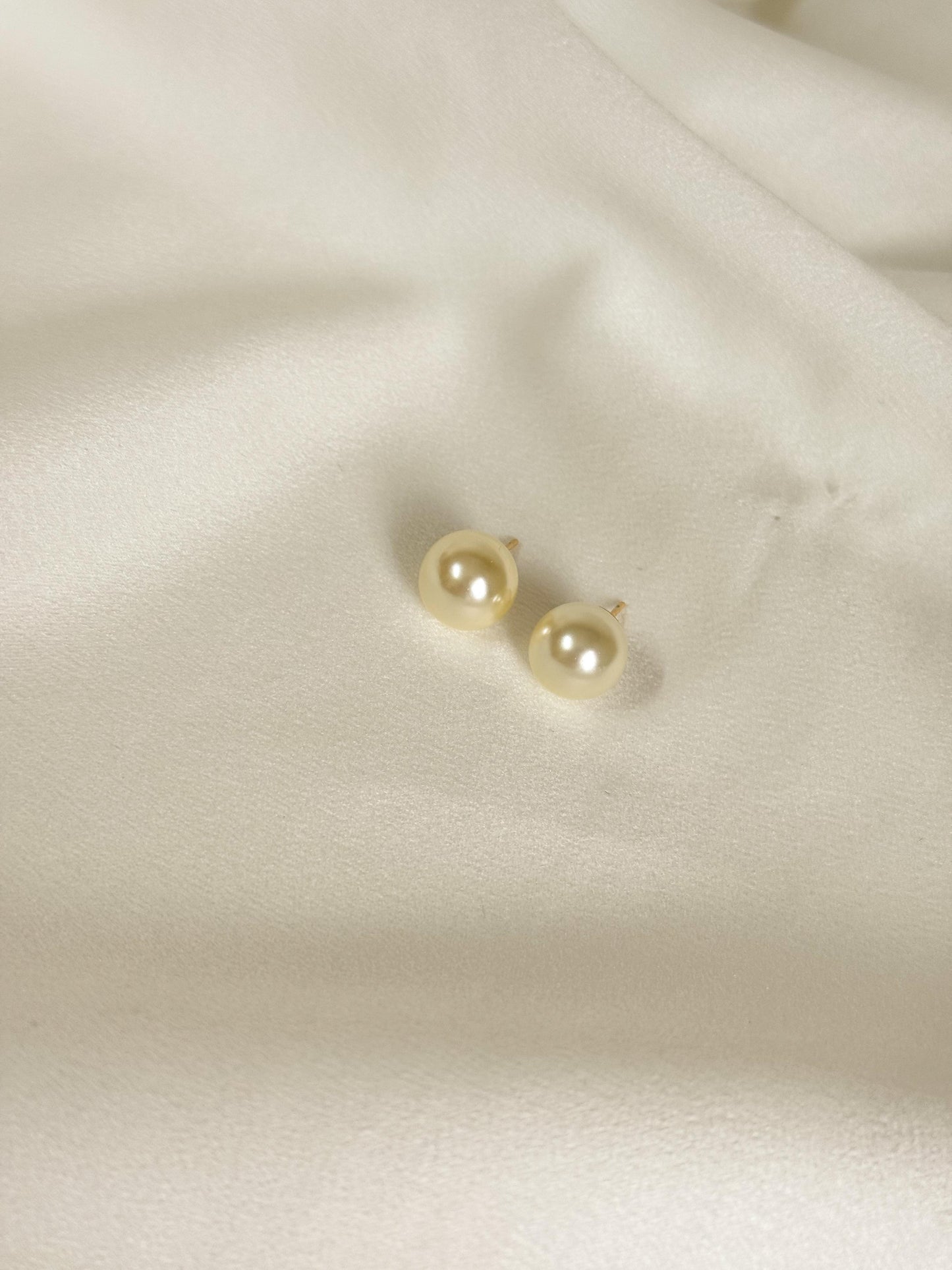 Nuria - Medium Pearl Earrings